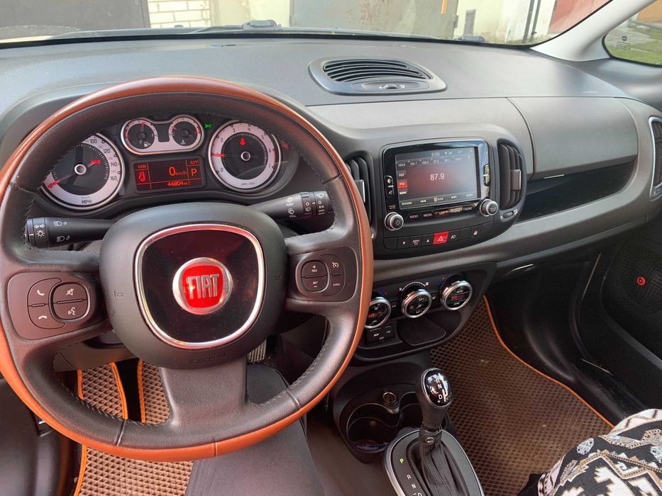 Американський автомобіль Fiat 500 L