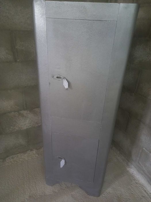 Сейф      металевий 2шт.