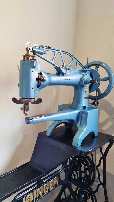 Máquina de Costura Antiga Singer 29K2 para Couro – Ótimo Estado