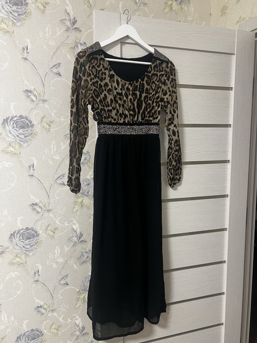 Сукня міді з оздобленим поясом