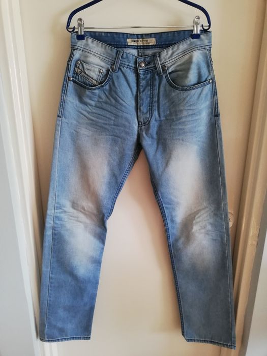 Męskie jasne jeansy.