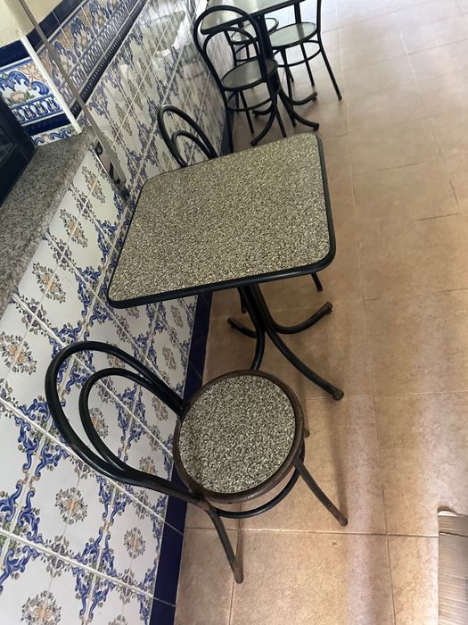 Mesas e cadeiras de café