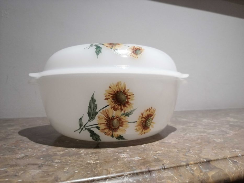 Pirex branco redondo com tampa