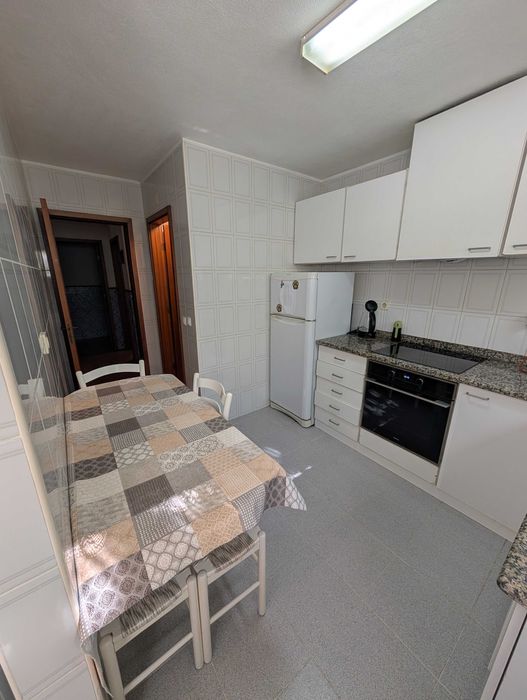 Quarto espaçoso para alugar a rapariga estudante da Universidade de Aveiro.