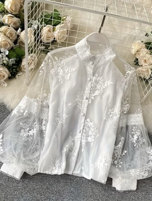 Блузка біла з вишивкою жіноча