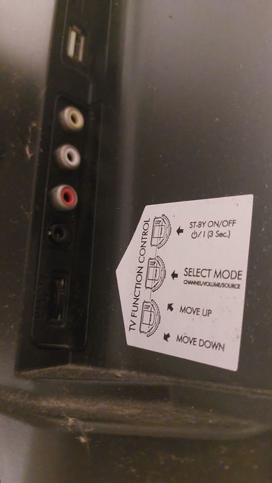 Televisão com suporte de parede e comando