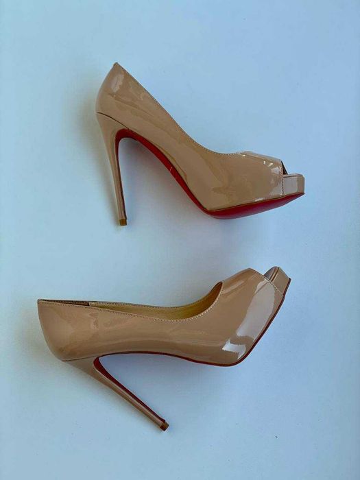 Женские бежевые лаковые туфли  Louboutin New Very Prive 12 см лабутены