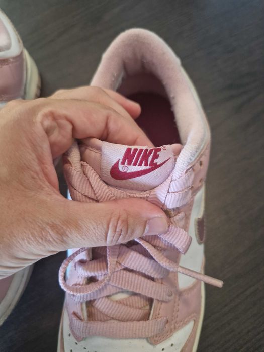 Nike Dunk Low em rosa e branco