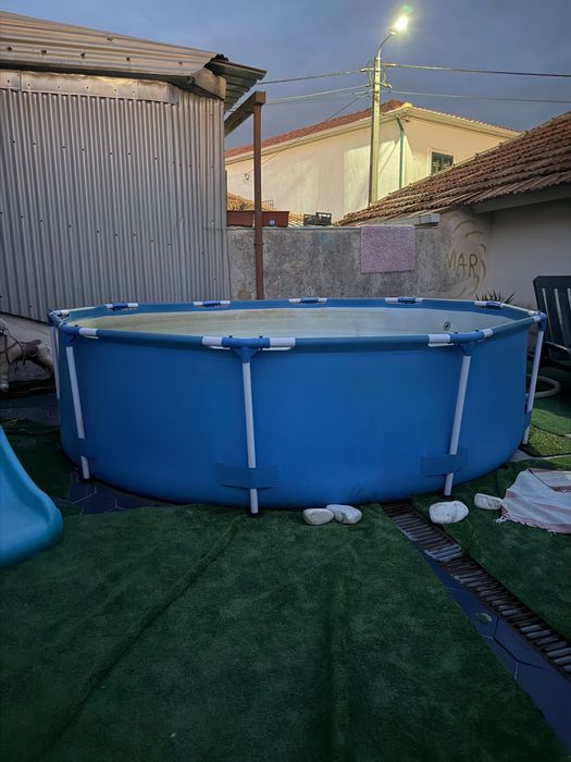 Piscina azul grande