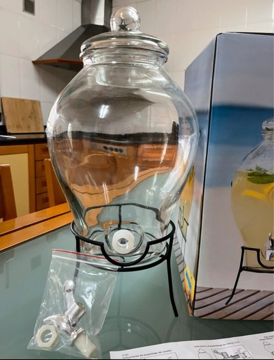 Jarro de vidro com torneira