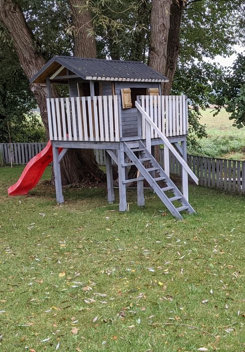 Domek dla dzieci, plac zabaw zjeżdżalnia