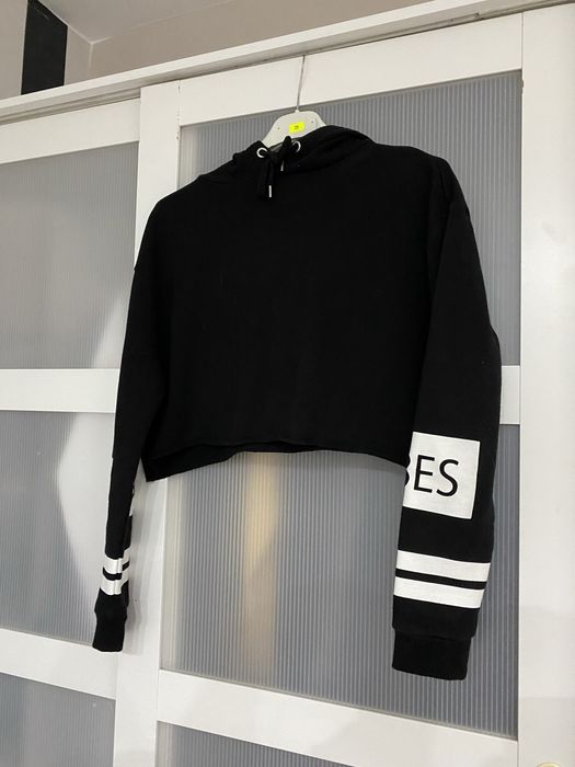 Czarna krótka bluza z kapturem i białymi elementami