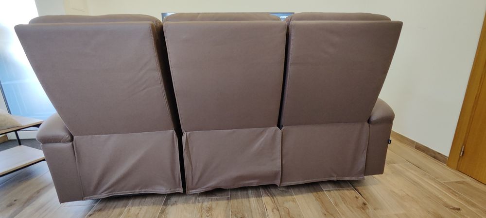 Sofá reclinável castanho em tecido — 11 meses de uso