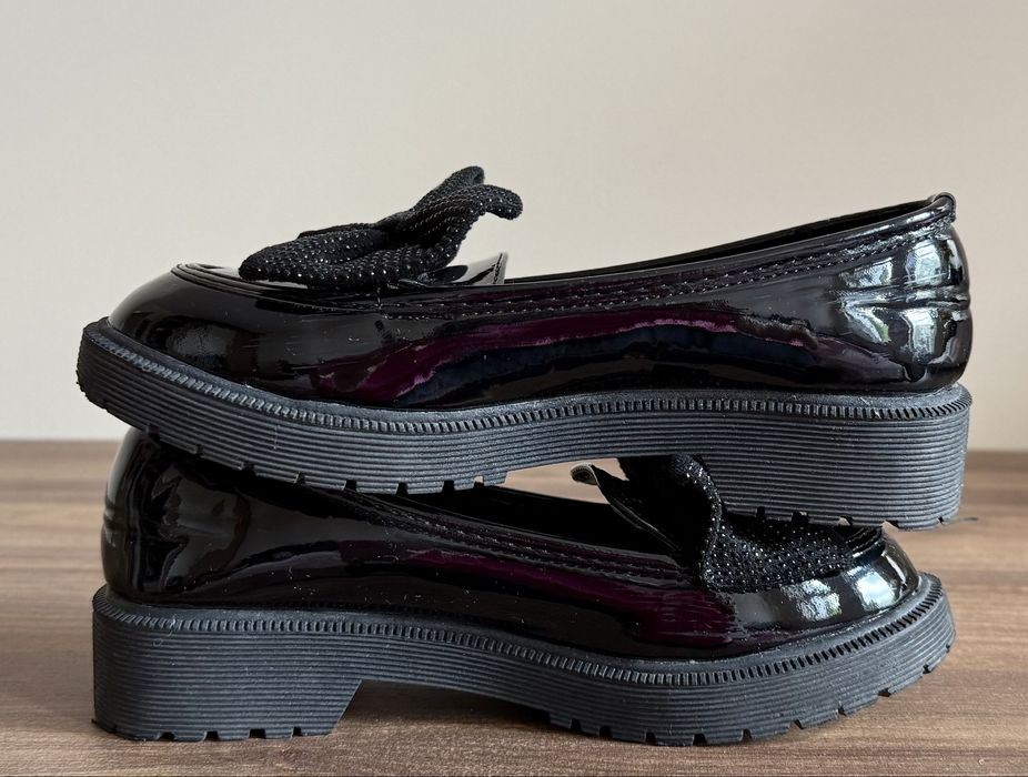 Lakierki czarne. Eleganckie buty. Półbuty