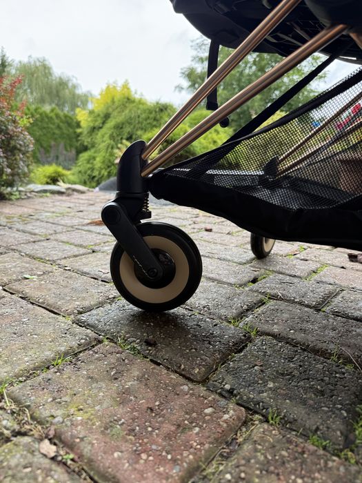 Cybex coya czarna z ramą rose gold