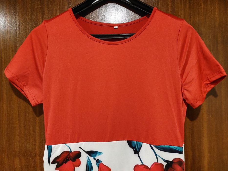 Vestido em tons de vermelho com flores
