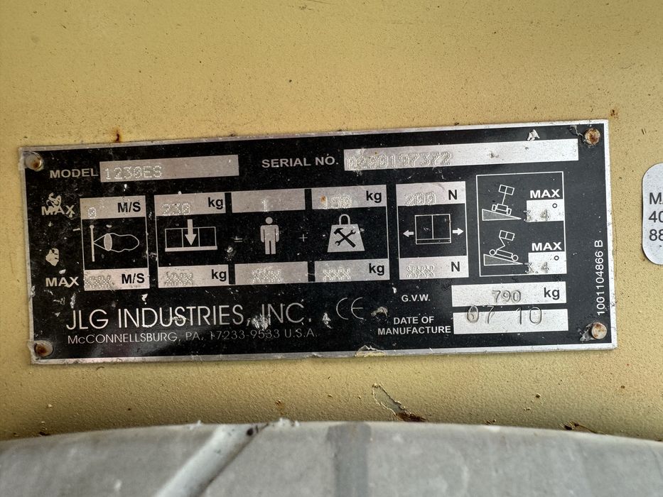 Plataforma elevatoria Vertical eletrica 5,5mt (usada)