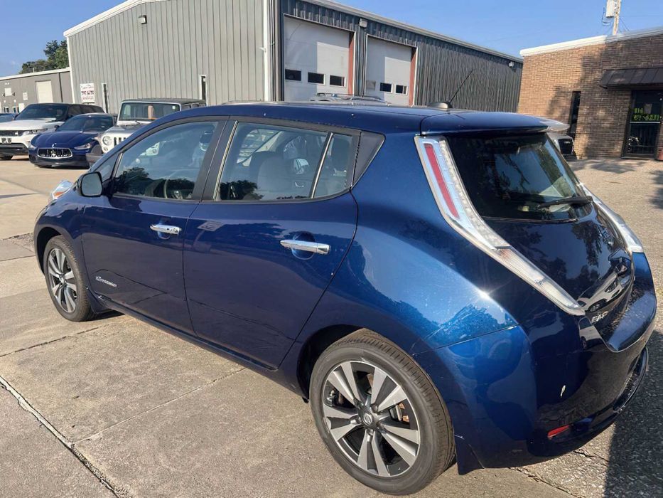 Nissan LEAF SL      2017