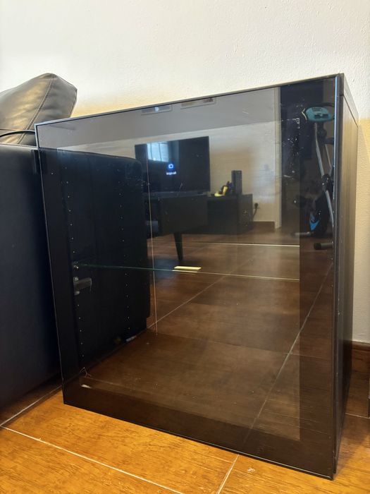 Móvel com porta de vidro