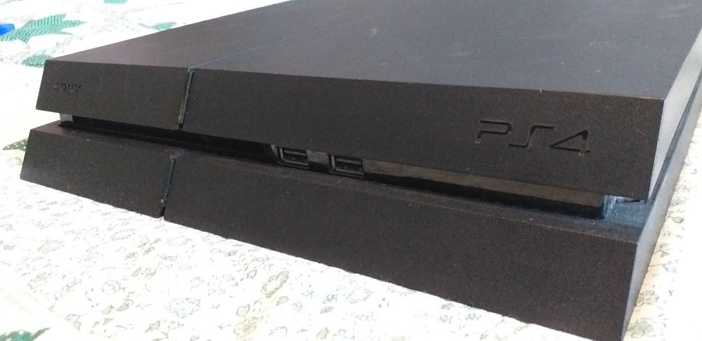 PS 4 + game controller and game offer64286234004225121