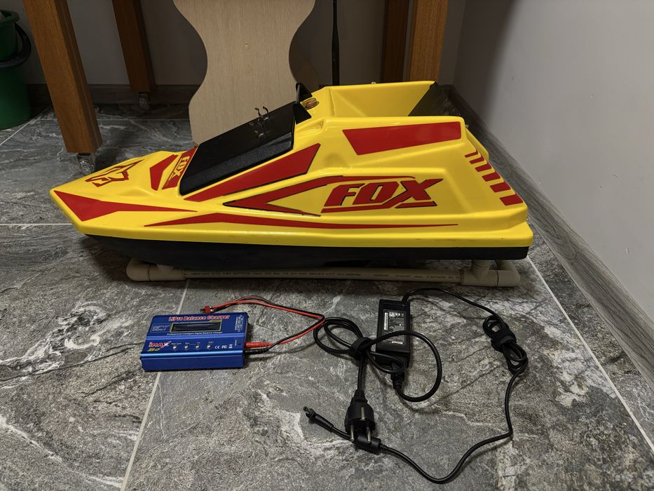 Продам карповый кораблик Fox