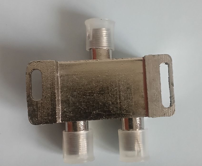 дiльник 1/2 з проходом живлення для антени  PROWEST