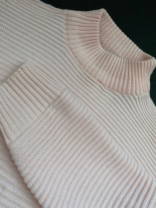 Jasnoróżowy krótki sweter