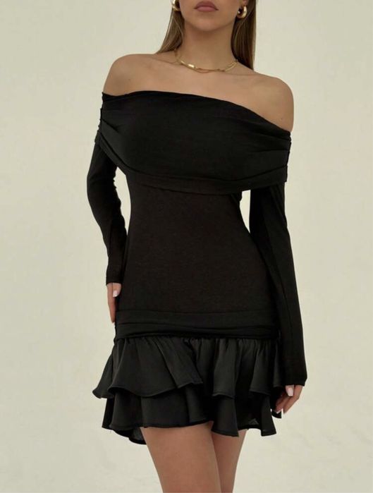 чорна сукня зі спущеними плечима і пишними рюшами знизу