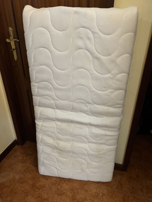 Cama de grades da trama e colchao