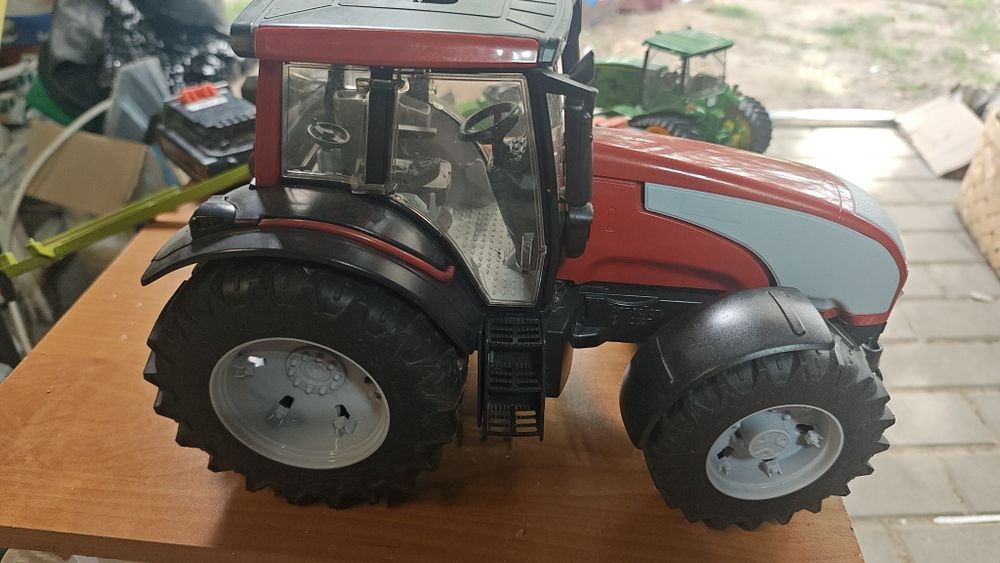 Bruder traktor valtra