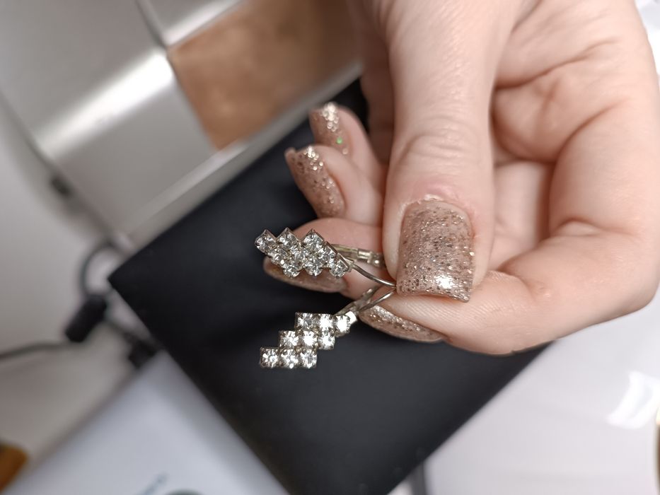 Сережки, брошки, біжутерія