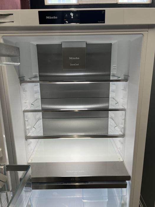 Холодильник під монтування фірми Miele KFN 7795