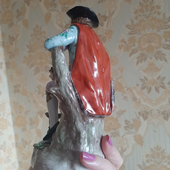 Статуэтка фарфоровая