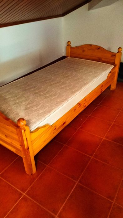 Cama singular em madeira com colchão 100x210 cm. - Como novo, pouco usado.