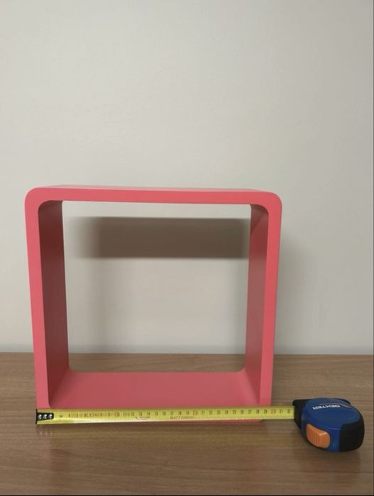 Cubo rosa para fixar na parede