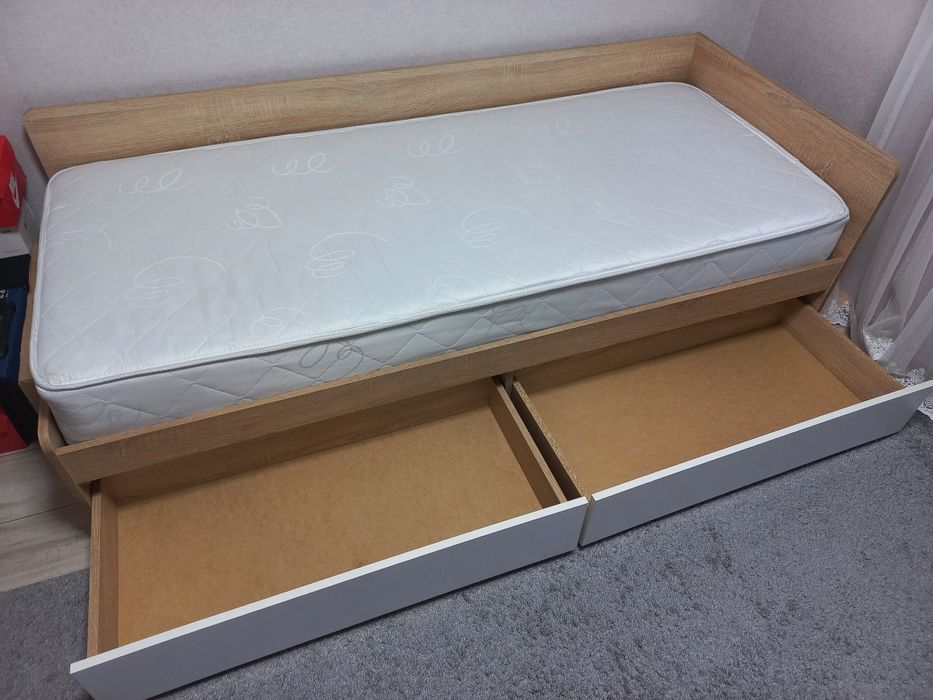 Продам односпальне ліжко з матрацом