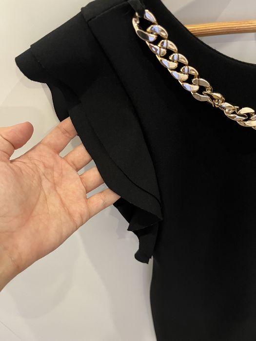 Vestido preto com pormenor dourado