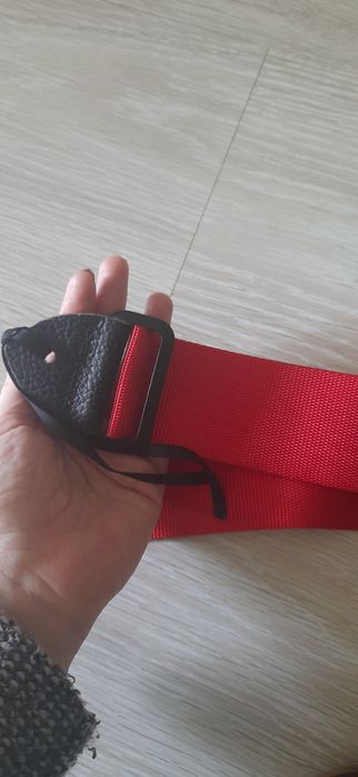 Czerwony pasek do spodni z ciekawym wiązaniem