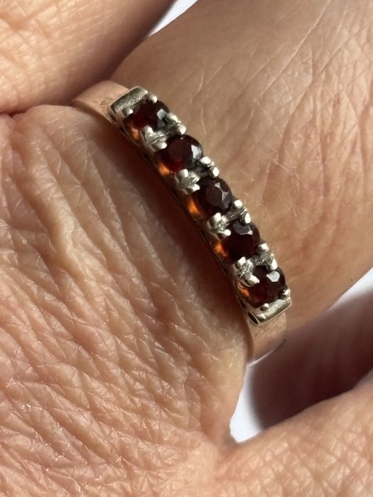 Srebrny pierścionek z granatami