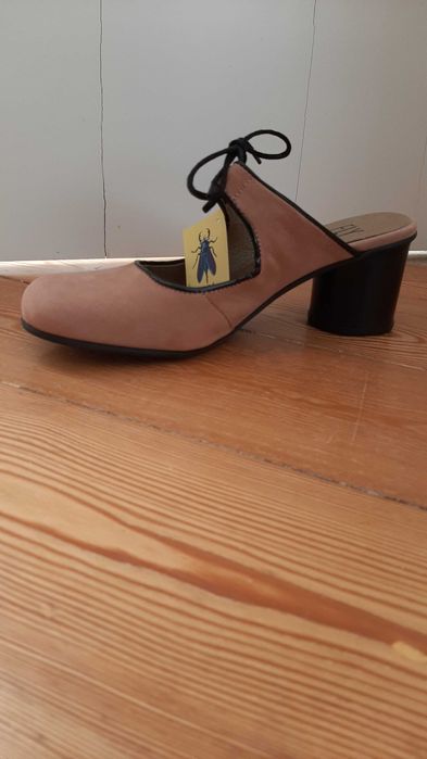 Sapatos abertos Fly London novos