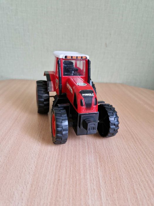 Traktor zabawka czerwony
