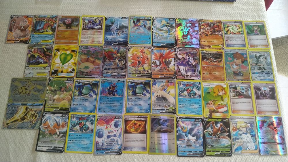 Lote de cartas pokémon antigas e novas de vários raridades e tipos.