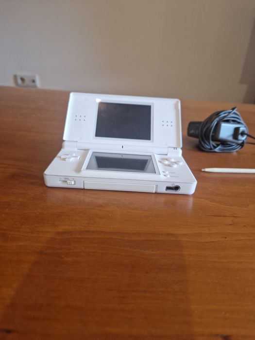 Consola "Nintendo DS Lite", 6 jogos e 3 canetas digitais