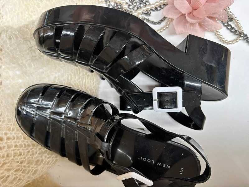 39 modne czarne sandały plastikowe na koturnie i obcasie melisa kpop