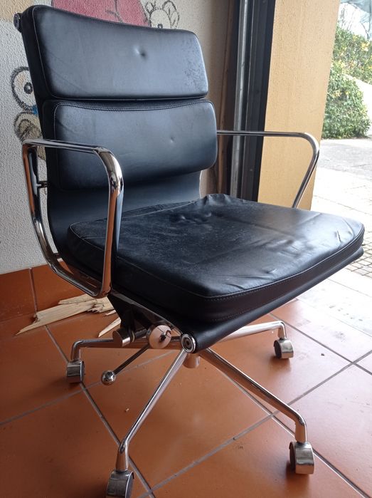 Cadeira de escritório Eames acessível EA217 preta com encosto baixo