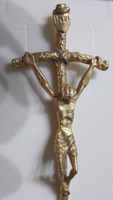 Krzyż do powieszenia 14 cm w kolorze złota jest to odlew