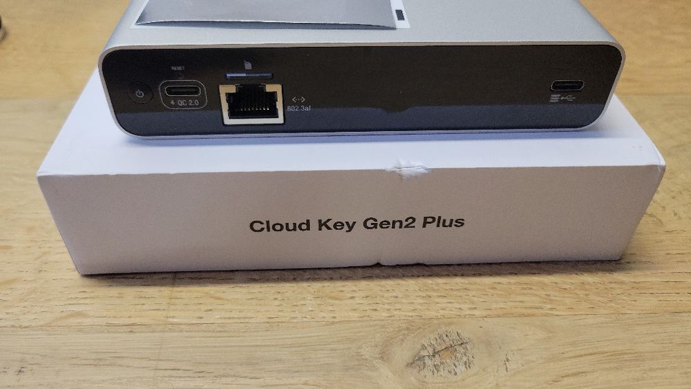 Ubiquiti UniFi Cloud Key Gen2 Plus (UCK-G2-PLUS) та комплекті HDD,SD + кріплення в стійку 19"