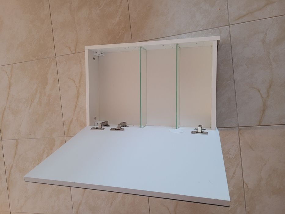 Szafka łazienkowa wiszaca z lustrem