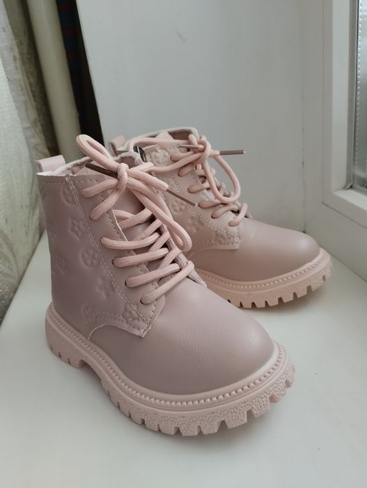 Симпатичні демисезонні  черевики / чобітки для дівчинки, розмі