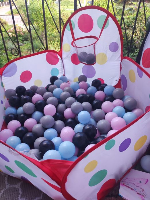 Basen z kulkami i koszem